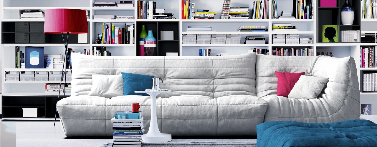 Белый диван в интерьере: правила сочетания и стили